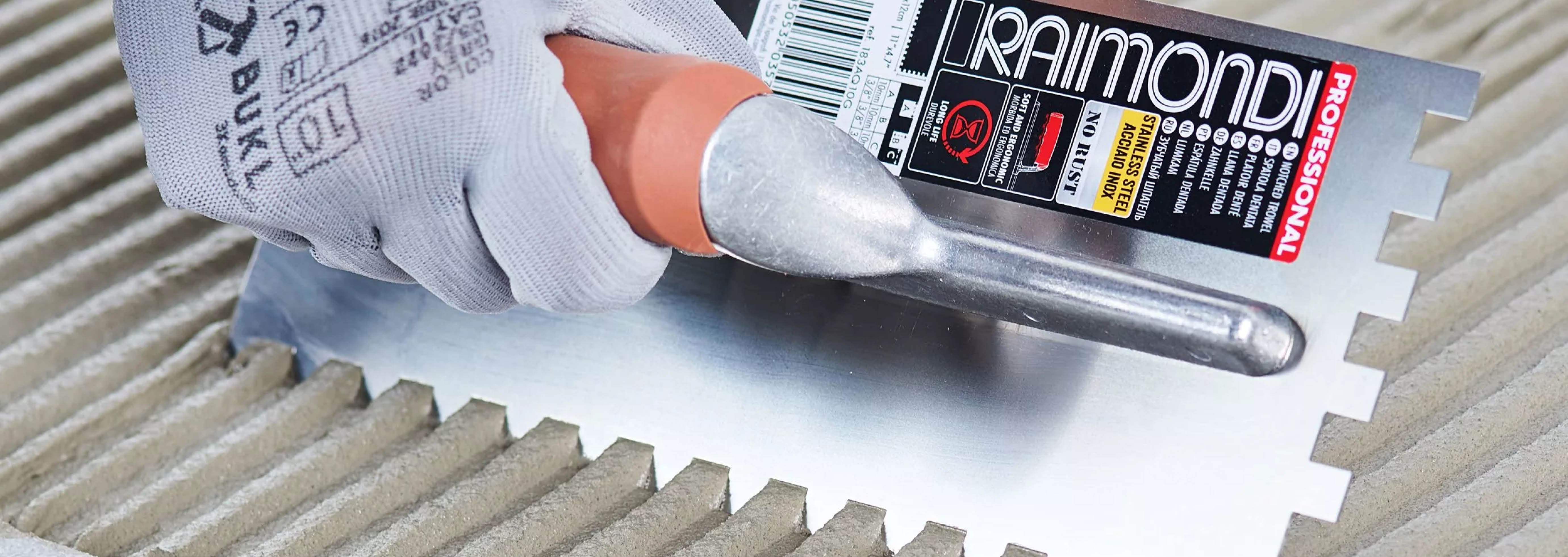 Spatule crantée carrelage